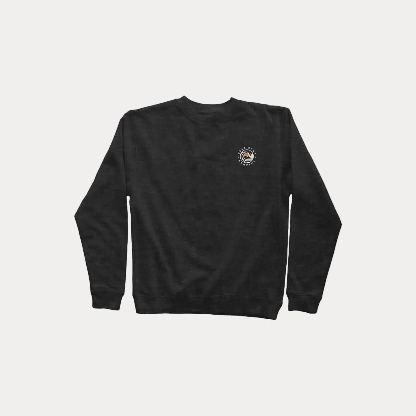 Premium coastal sweatshirt in black featuring a surf-inspired logo for laid-back comfort.